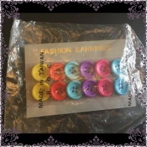 🆕AUCTION PRICE 👩🏻‍⚖️Girl's Cute Button Earrings